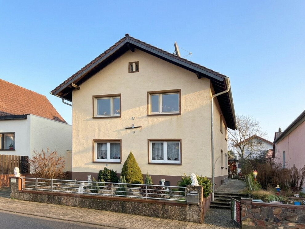 Großzügiges Ein bis Zweifamilienhaus mit Anbau, Garage und vielseitigen Nutzungsmöglichkeiten-10193
