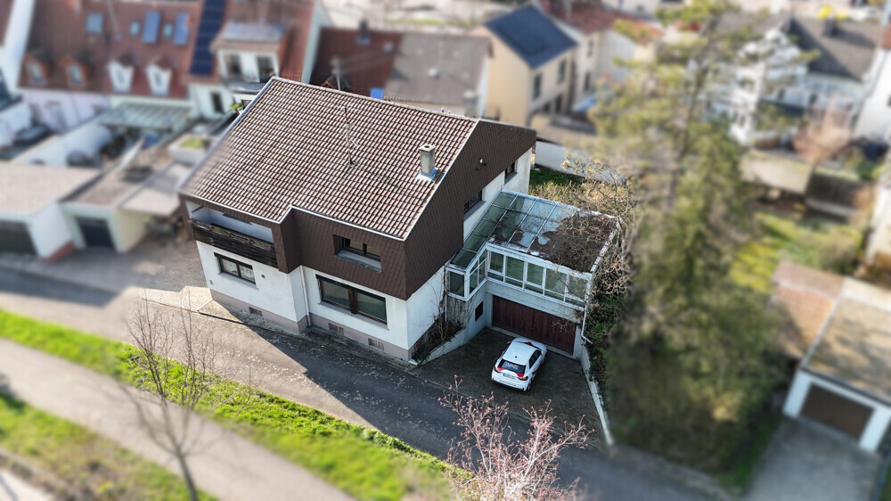 Großzügige Wohneinheit in zentraler Lage von Wiesloch mit viel Potenzial-10205b
