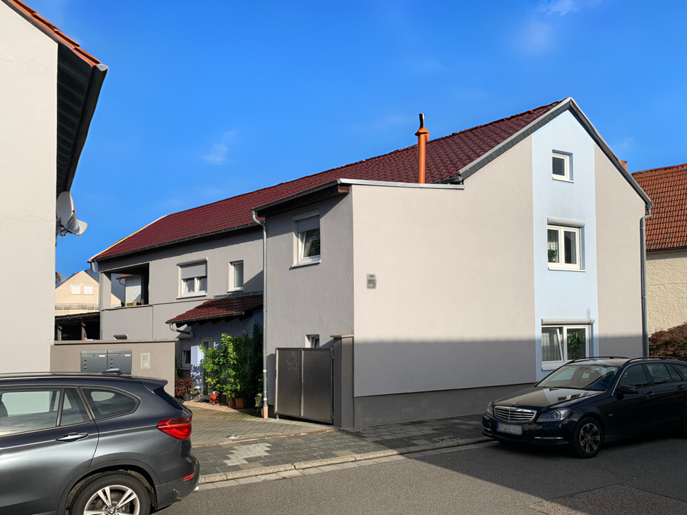 Neuwertiges Zweifamilienhaus in ruhiger Lage mit großem Garten-10064a