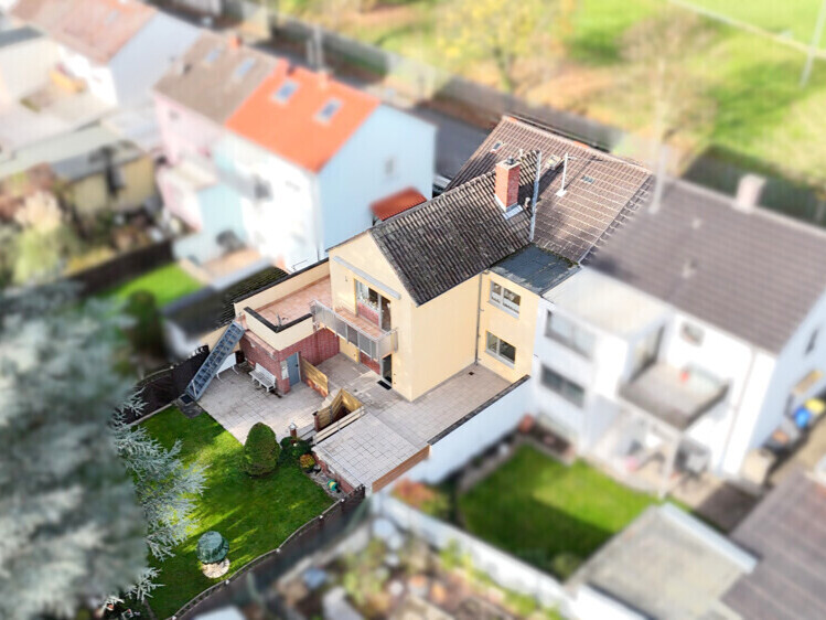Leerstehende Doppelhaushälfte mit gepflegtem Garten und einer Garage in Ludwigshafen-Oppau-10182a
