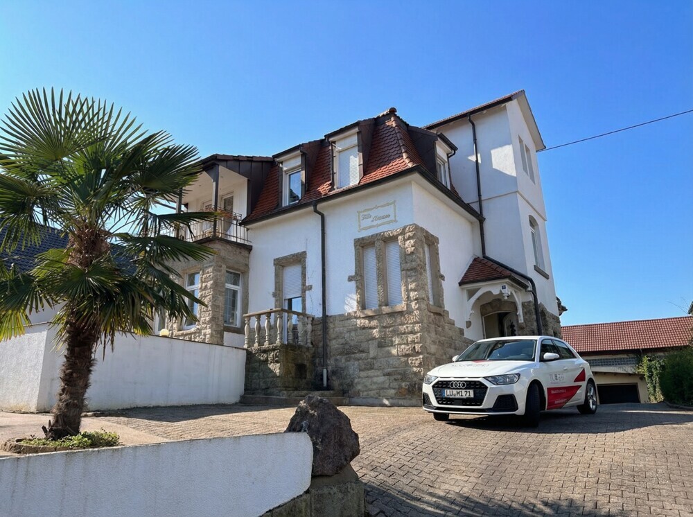 Repräsentative Villa mit vielseitigen Entwicklungsmöglichkeiten-10211a